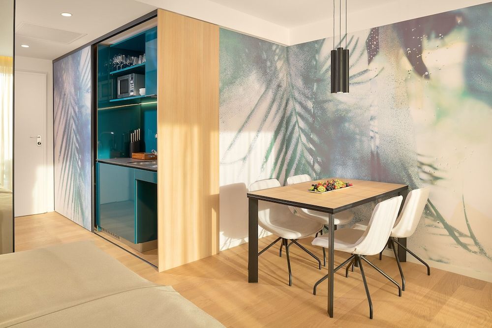 Amphora's Garden Design Studio Suite 8