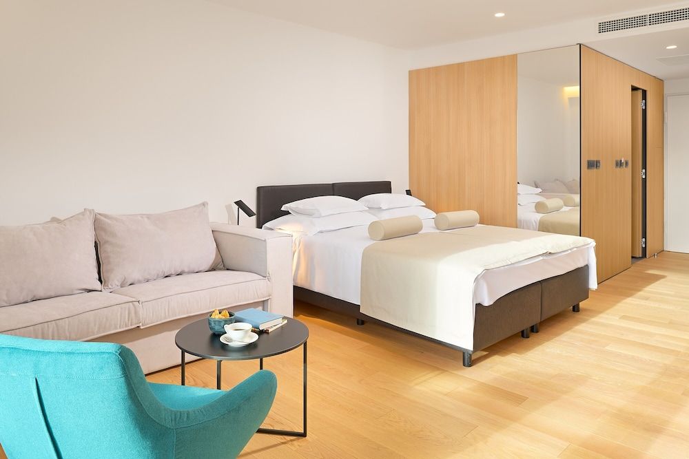 Amphora's Garden Design Studio Suite 3