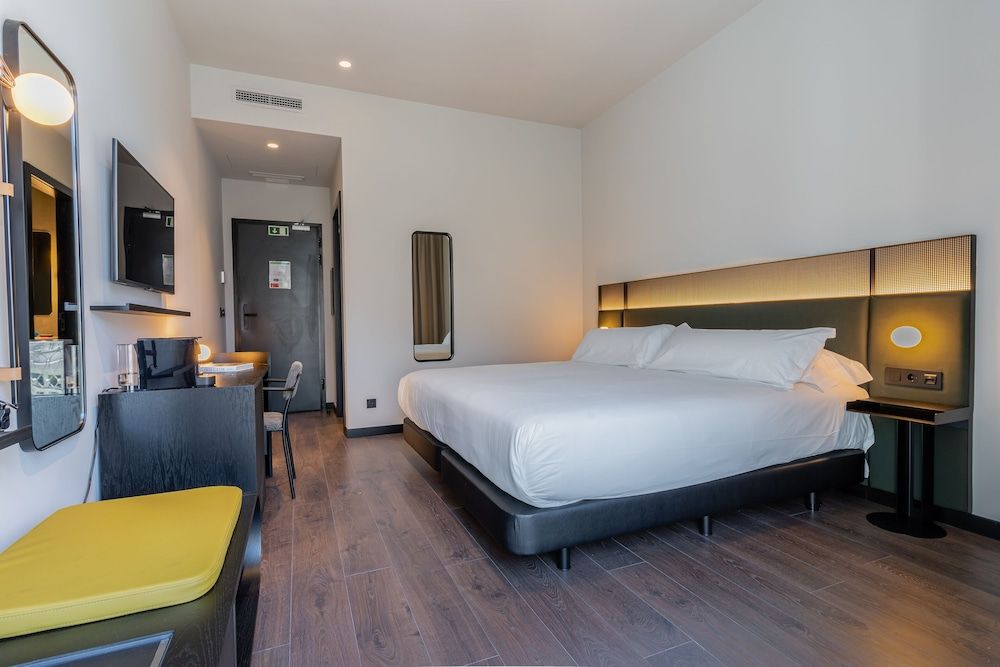 Chic & Basic Gravity Double or Twin Room 5