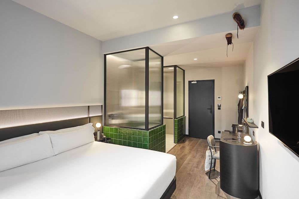 Chic & Basic Gravity Double or Twin Room 4