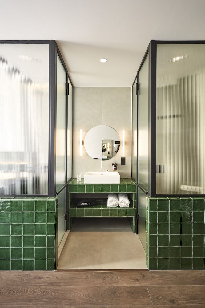 Chic & Basic Gravity Double or Twin Room 8