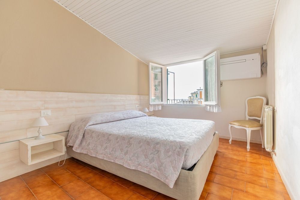 Alla Marina Affittacamere Panoramic Apartment, 2 Bedrooms, Sea View, Sea Facing (Atlantis) 4