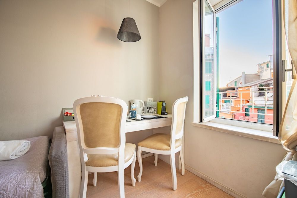 Alla Marina Affittacamere Panoramic Triple Room, Partial Sea View (Di Charme 3) 7