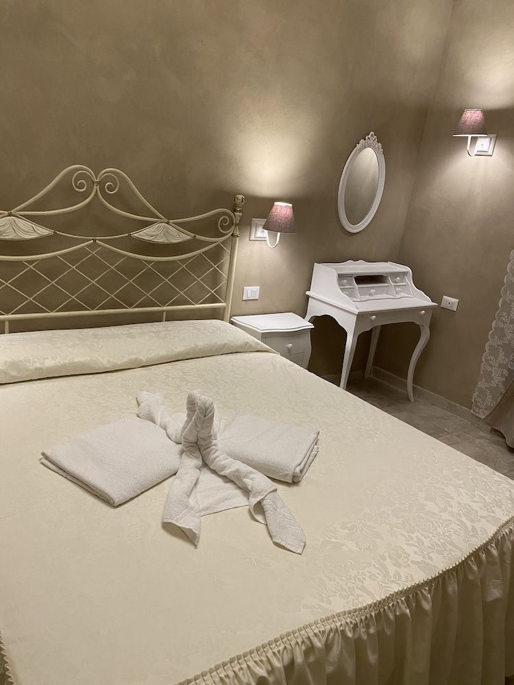 Boutique Hotel Calais Milano Deluxe Double Room 4