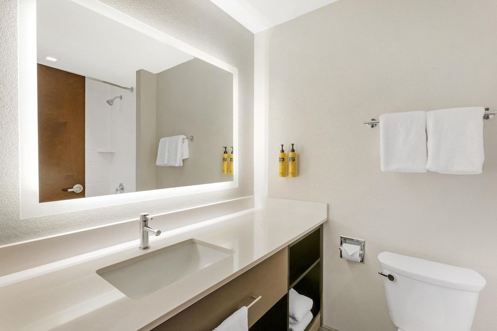 Best Western Plus Executive Residency Phoenix North Happy Valley Standard Room, 2 Queen Beds, Non Smoking, Refrigerator & Microwave 4