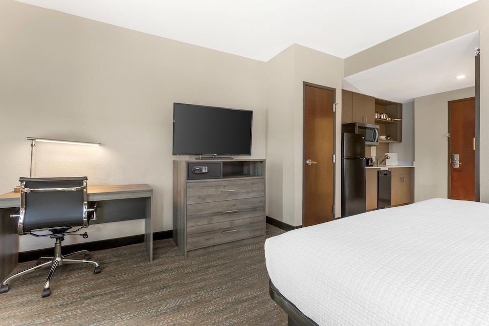 Standard Room, 1 King Bed, Non Smoking, Kitchenette