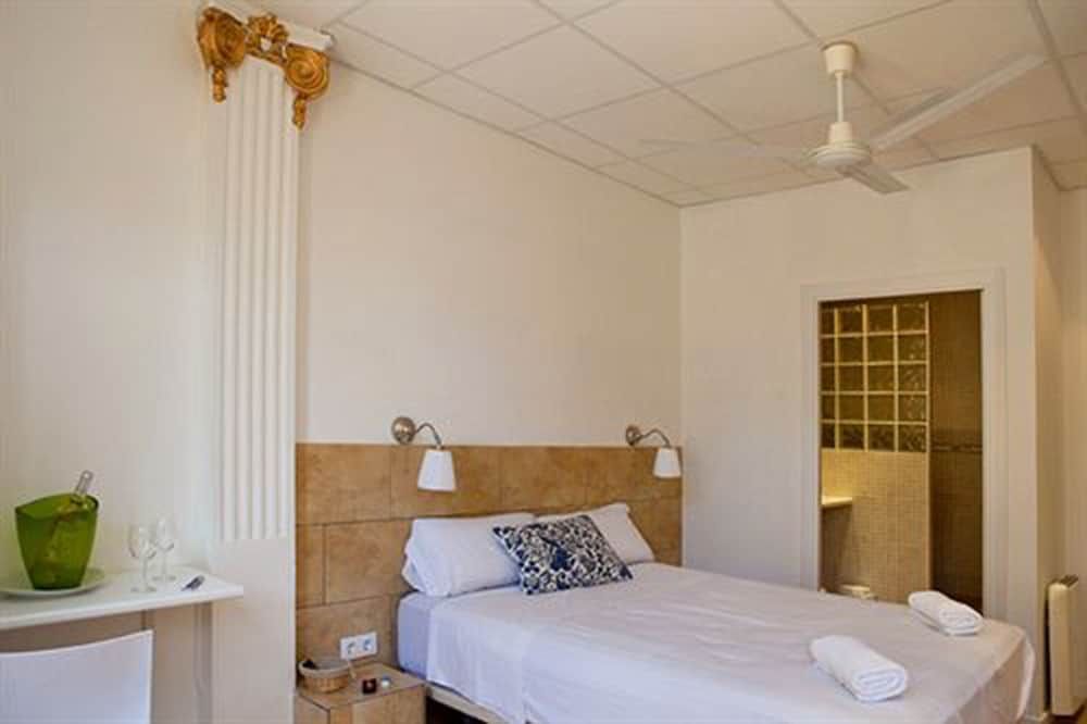 Hostal Martinval Superior Triple Room, Terrace, Courtyard View 5