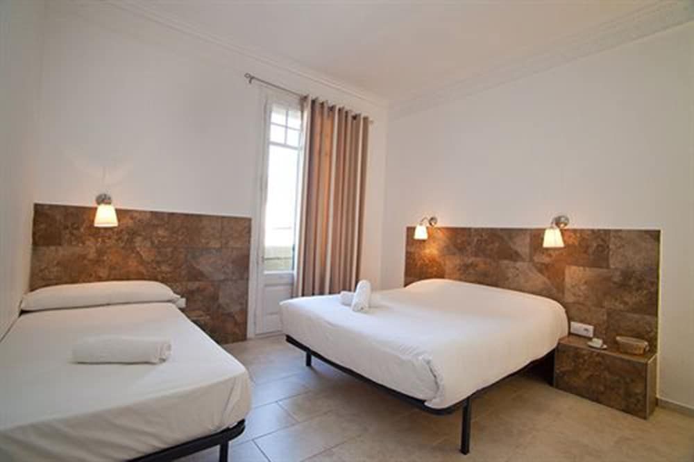 Hostal Martinval Superior Triple Room, Terrace, Courtyard View 9