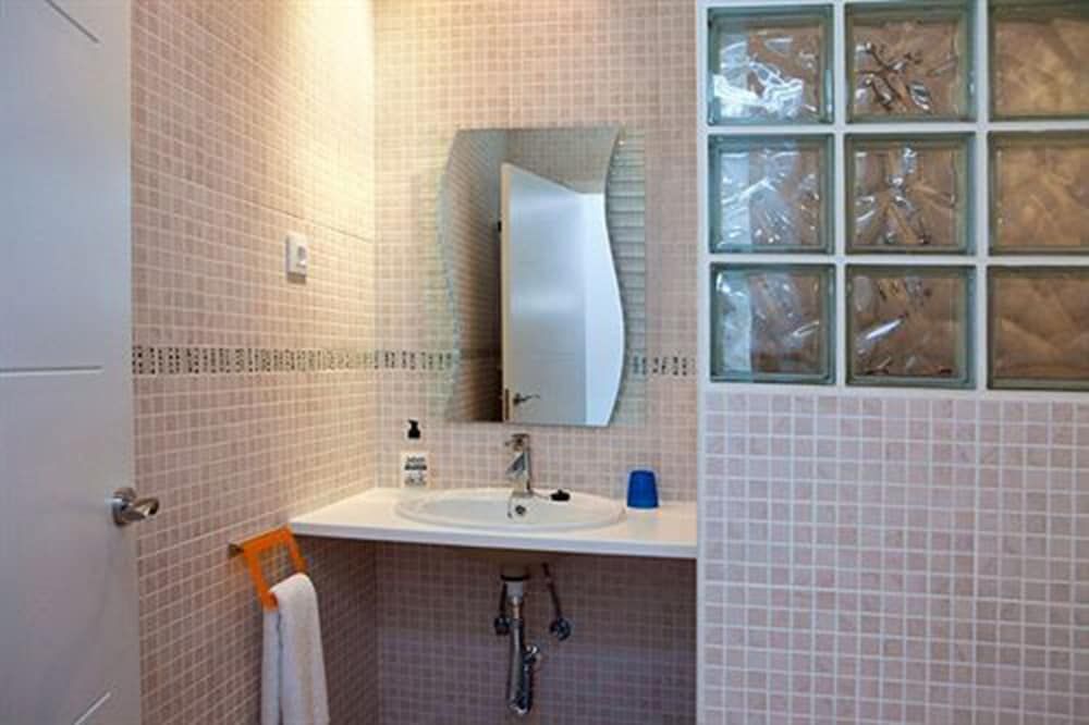 Hostal Martinval Superior Triple Room, Terrace, Courtyard View 24