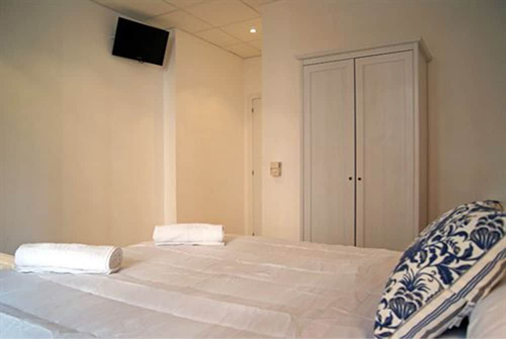 Hostal Martinval Superior Triple Room, Terrace, Courtyard View 6