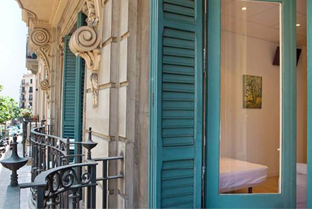 Hostal Martinval Superior Triple Room, Terrace, Courtyard View 16