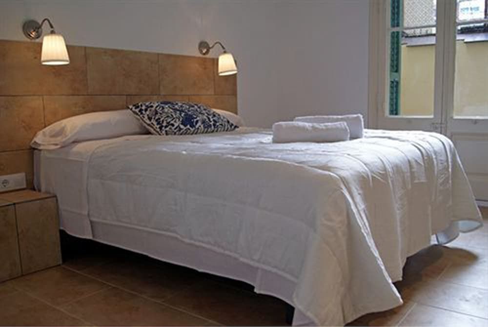 Hostal Martinval Superior Triple Room, Terrace, Courtyard View 7