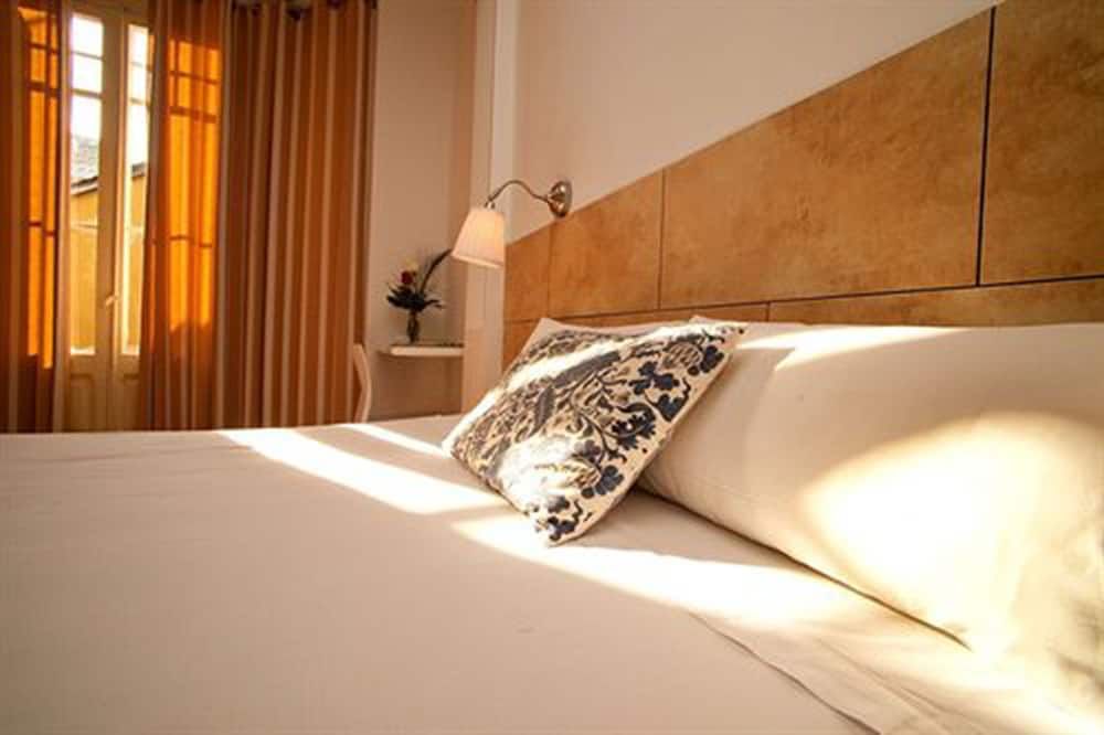 Hostal Martinval Superior Triple Room, Terrace, Courtyard View 11