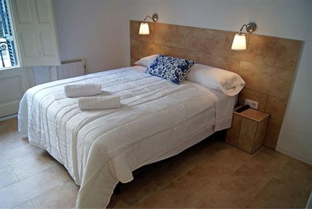 Hostal Martinval Superior Triple Room, Terrace, Courtyard View 8