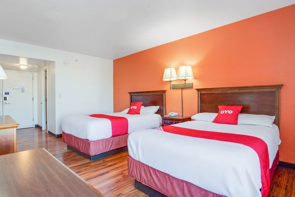 OYO Hotel Mona Lake Muskegon Room, 2 Double Beds 7