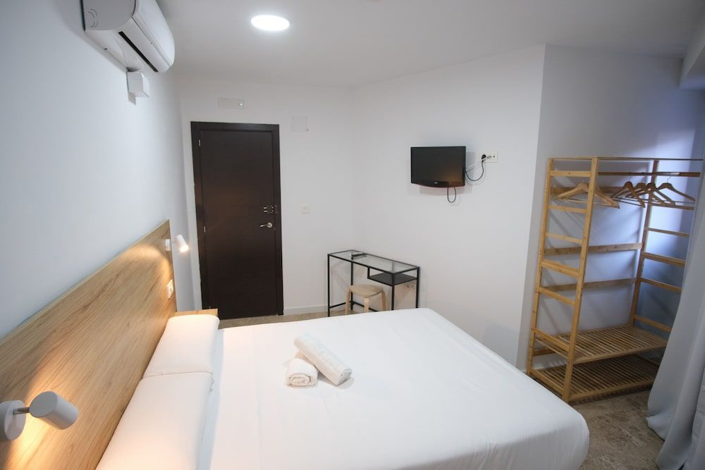 Urban Rooms Alicante Standard Double Room, 1 Double Bed, Non Smoking, Shared Bathroom 6