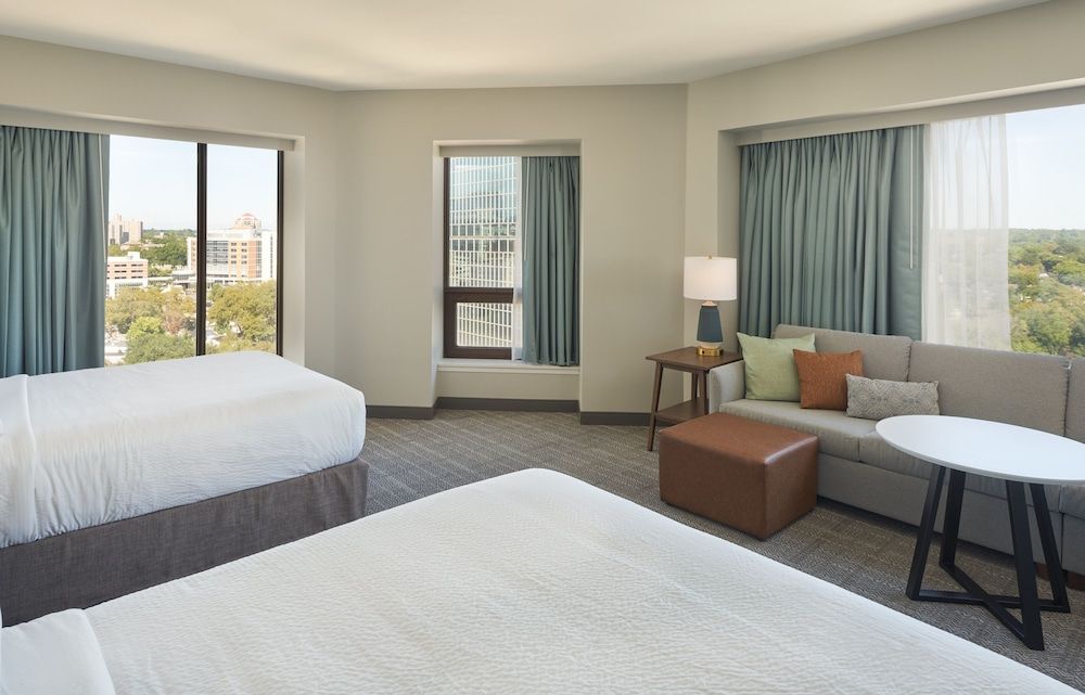 Studio, 2 Queen Beds, Roll-in Shower, Kitchen (Mobility Accessible)