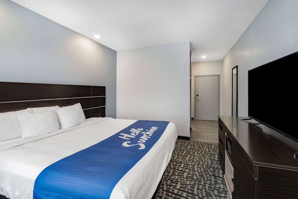 Room, 1 King Bed, Accessible, Non Smoking (Mobility)