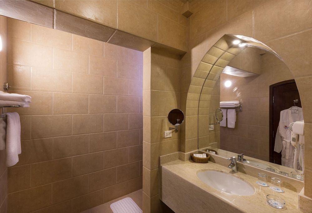 Utopia Beach Club Deluxe Room, Beachfront 3