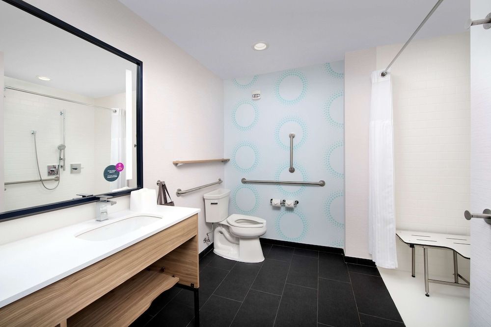 Room, 2 Queen Beds, Accessible (Mobility & Hearing, Roll-in Shower)