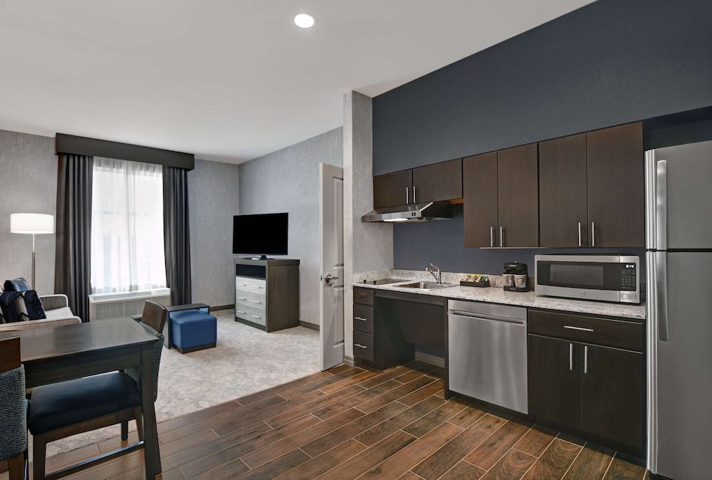 Suite, 1 King Bed, Accessible (Roll-In Shower)