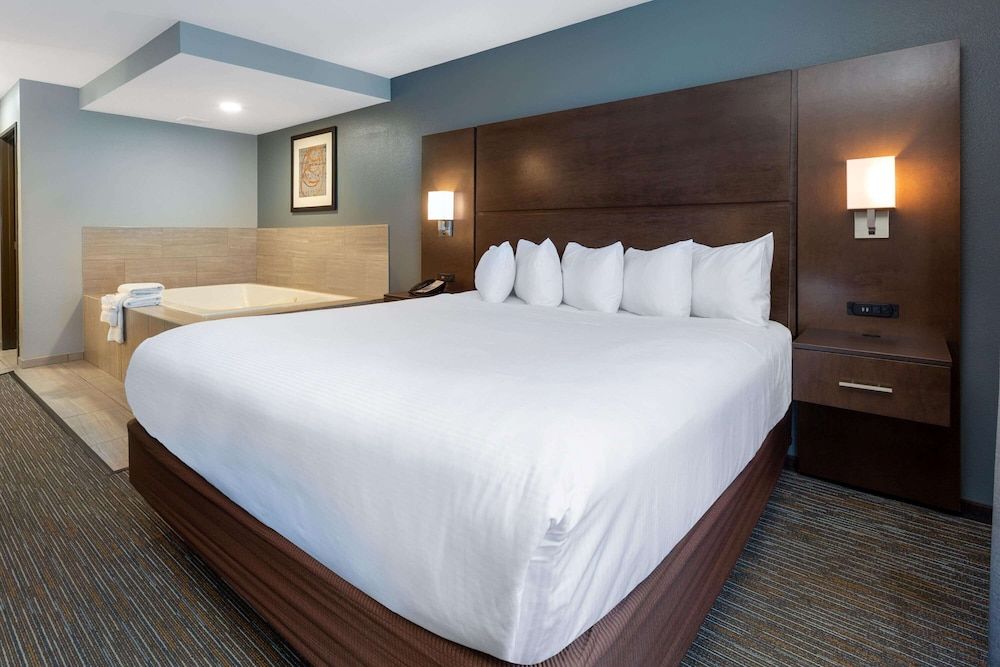 Superior Suite, 1 King Bed, Non Smoking, Jetted Tub