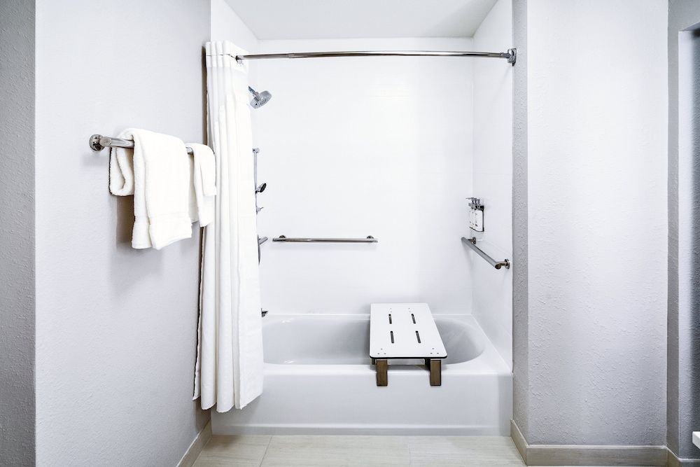 Holiday Inn Express & Suites Houston – Downtown North by IHG Standard Room, 1 King Bed, Accessible (Comm, Mobility, Access Tub) 5