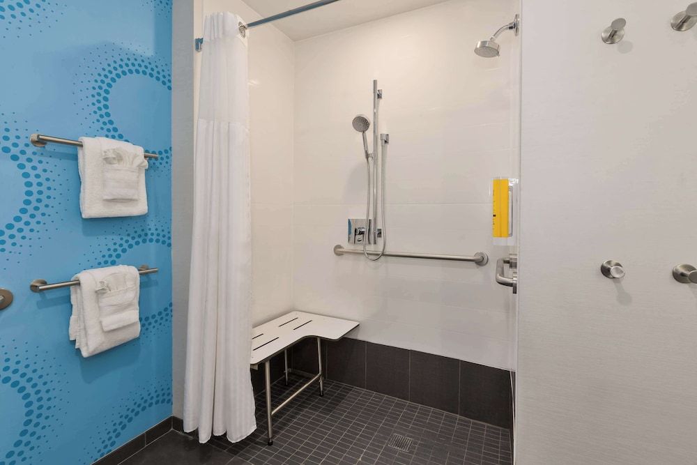 Room, 2 Queen Beds, Accessible (Roll-In Shower)