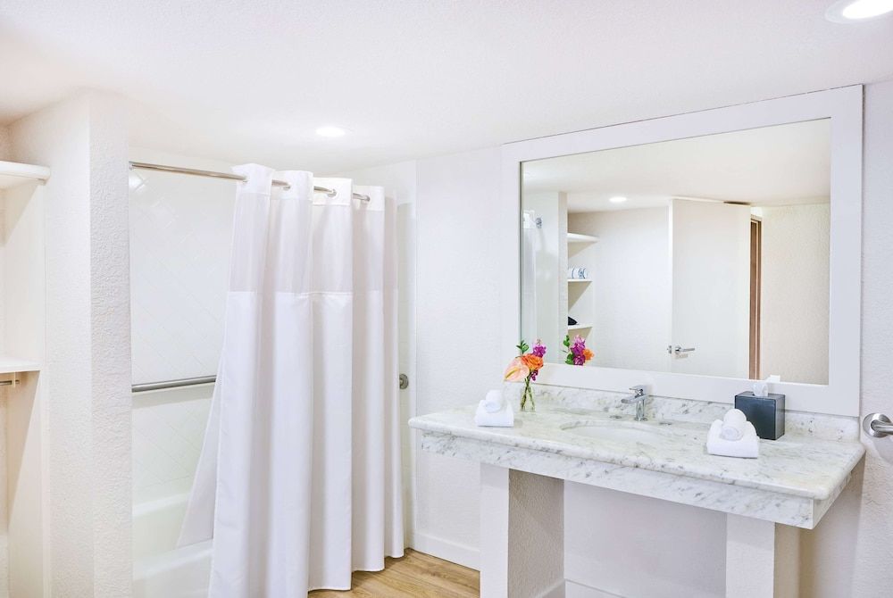 Suite, 2 Bedrooms, 1 King Bed. Accessible, (Mobility, Beach Walk-Out)