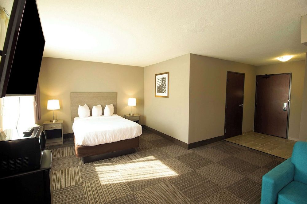 Suite, 1 Double Bed with Sofa bed, Accessible, Non Smoking (Roll-In Shower)