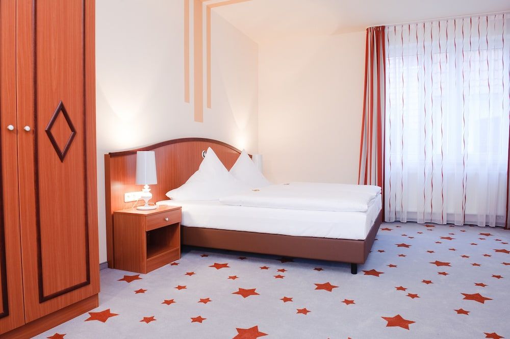 Stadthotel Stern Classic Double Room (Street view) 5
