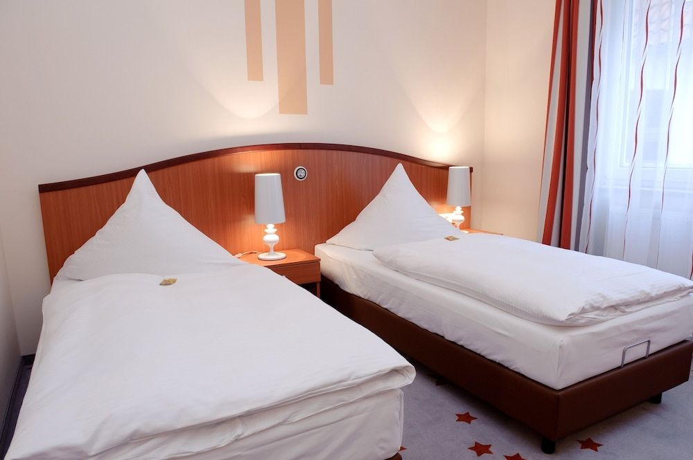 Stadthotel Stern Classic Double Room (Street view) 3