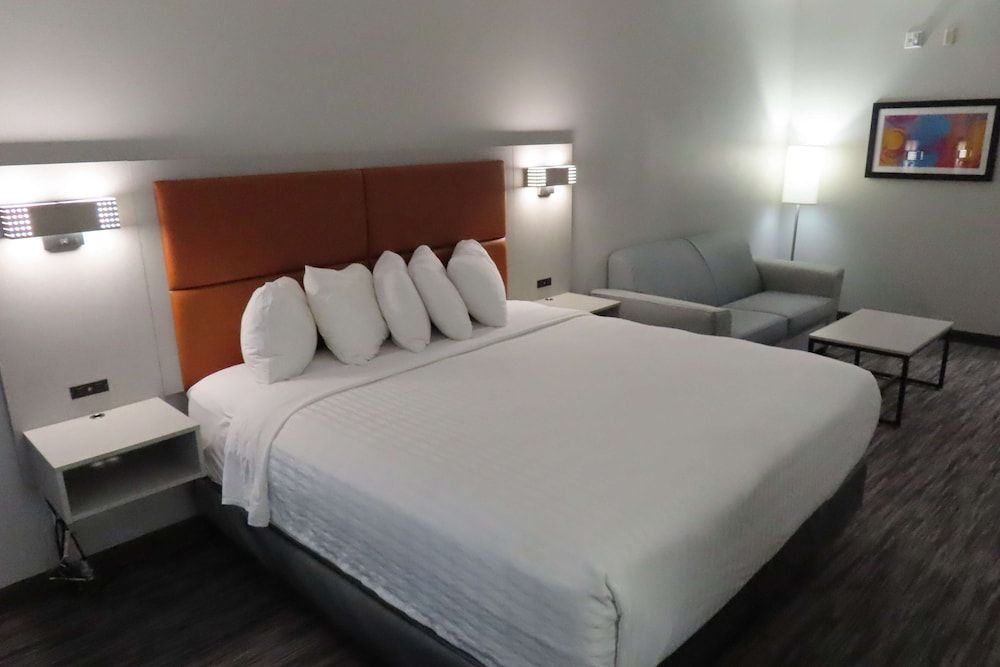 Best Western Heritage Inn & Suites Standard Room, 1 King Bed, Accessible, Kitchenette