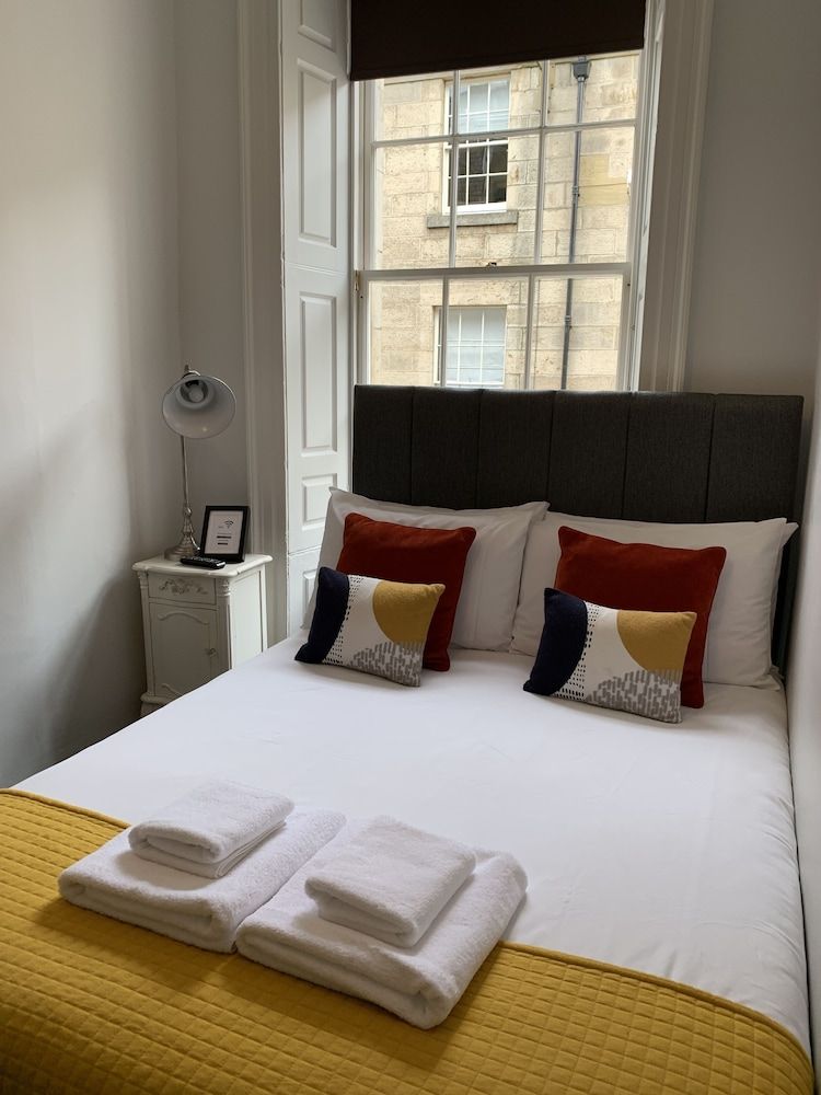 Bide Collective Double Room, Shared Bathroom (Small) 4