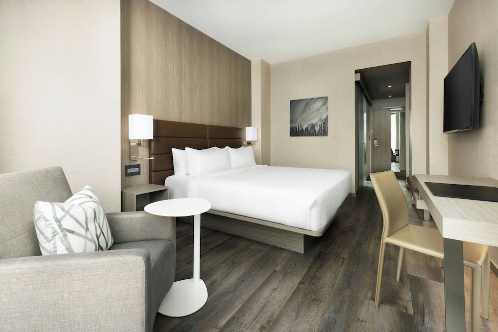 Standard Room, 1 King Bed (Mobility Accessible, Tub)