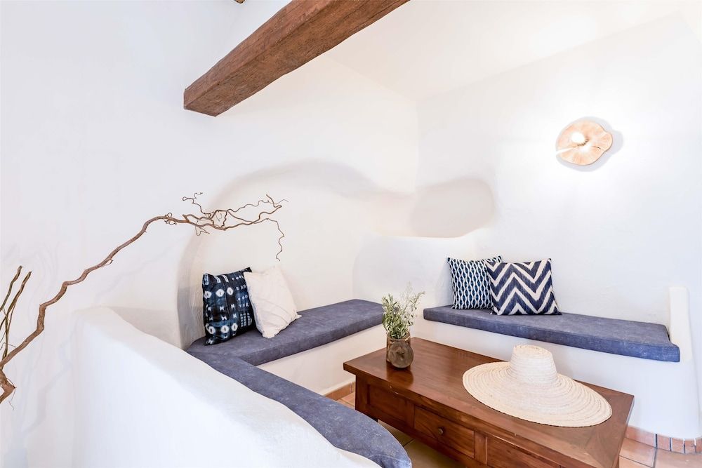 Room, Terrace (Singular)