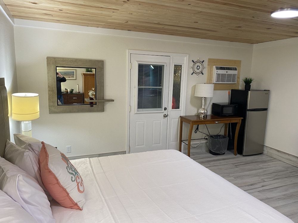 Gulf Coast Inn Premium Single Room, 1 King Bed, Non Smoking 3