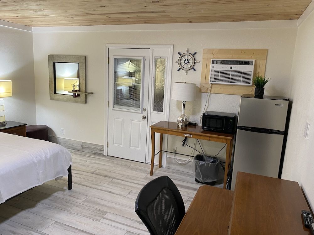 Gulf Coast Inn Premium Single Room, 1 King Bed, Non Smoking 4