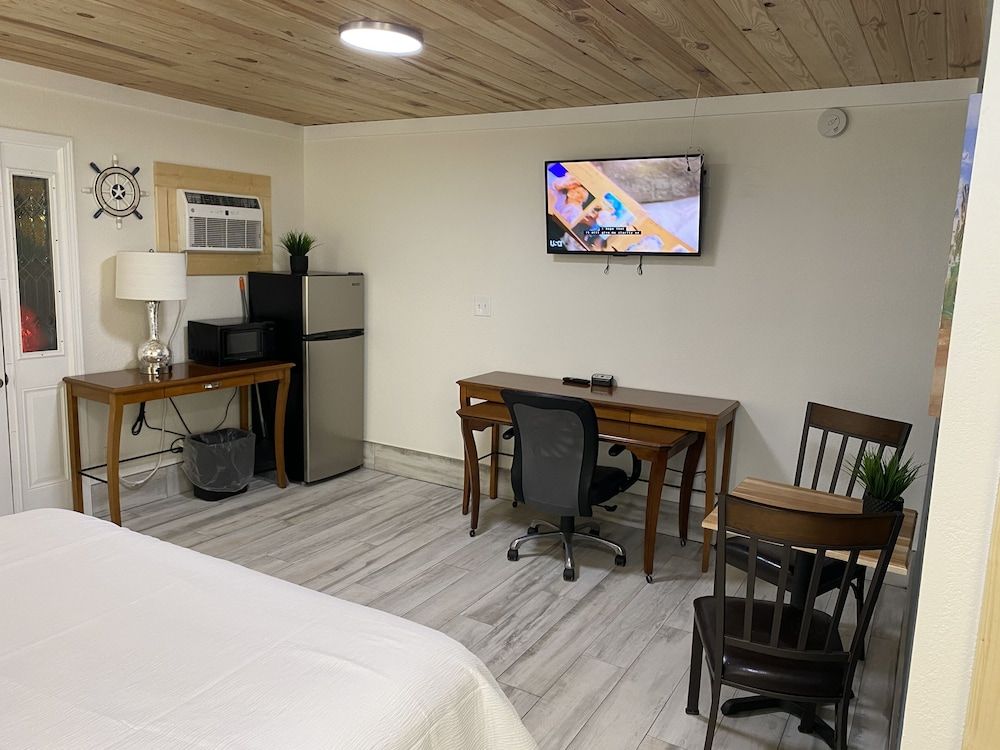 Gulf Coast Inn Premium Single Room, 1 King Bed, Non Smoking 8