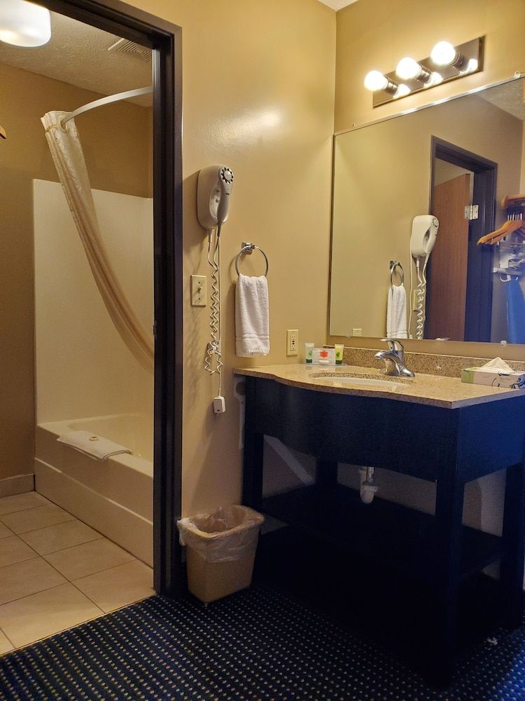 Victorian Inn Standard Double Room, 2 Queen Beds, Non Smoking 3