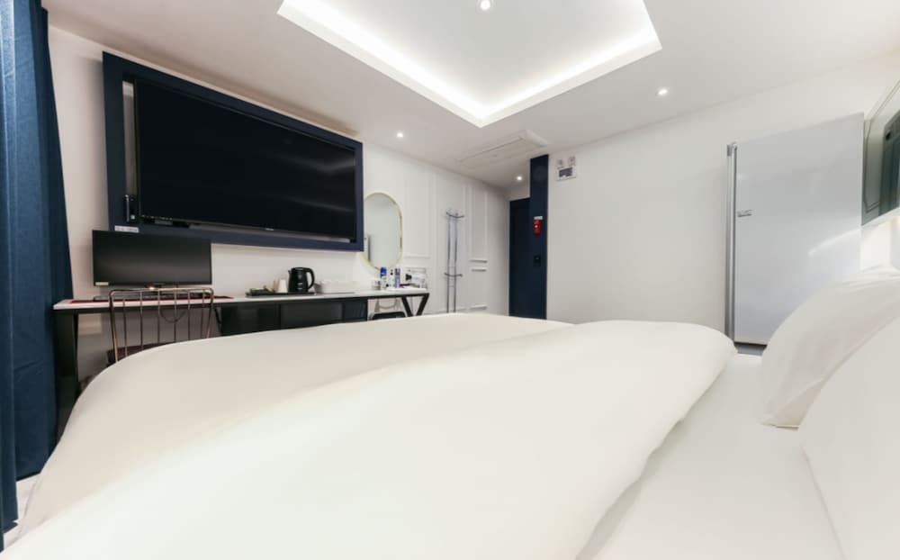 Hotel Gongju B Deluxe Room 3