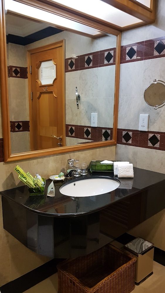 The Rizqun International Hotel Grand Deluxe 5