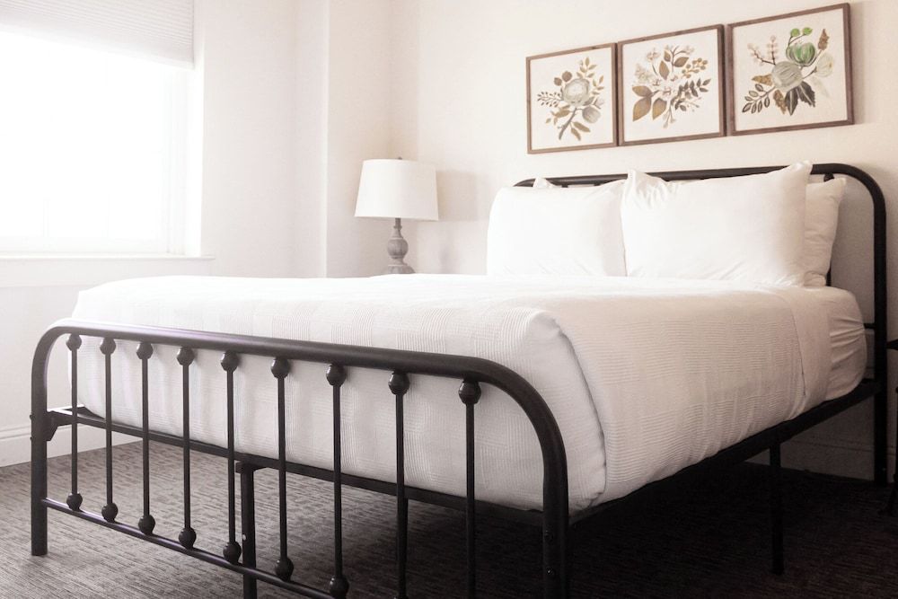 The Crazy Water Hotel Suite, 2 Bedrooms (King & Queen) 3