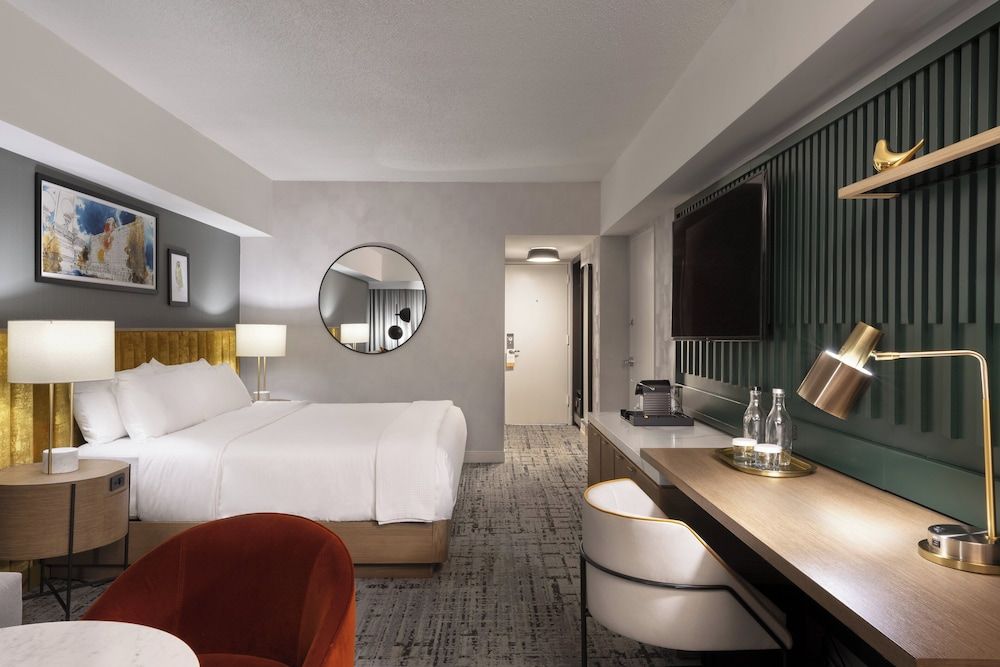 Premium Room, 1 King Bed, Mobility Accessible (Chicago Skyline View)