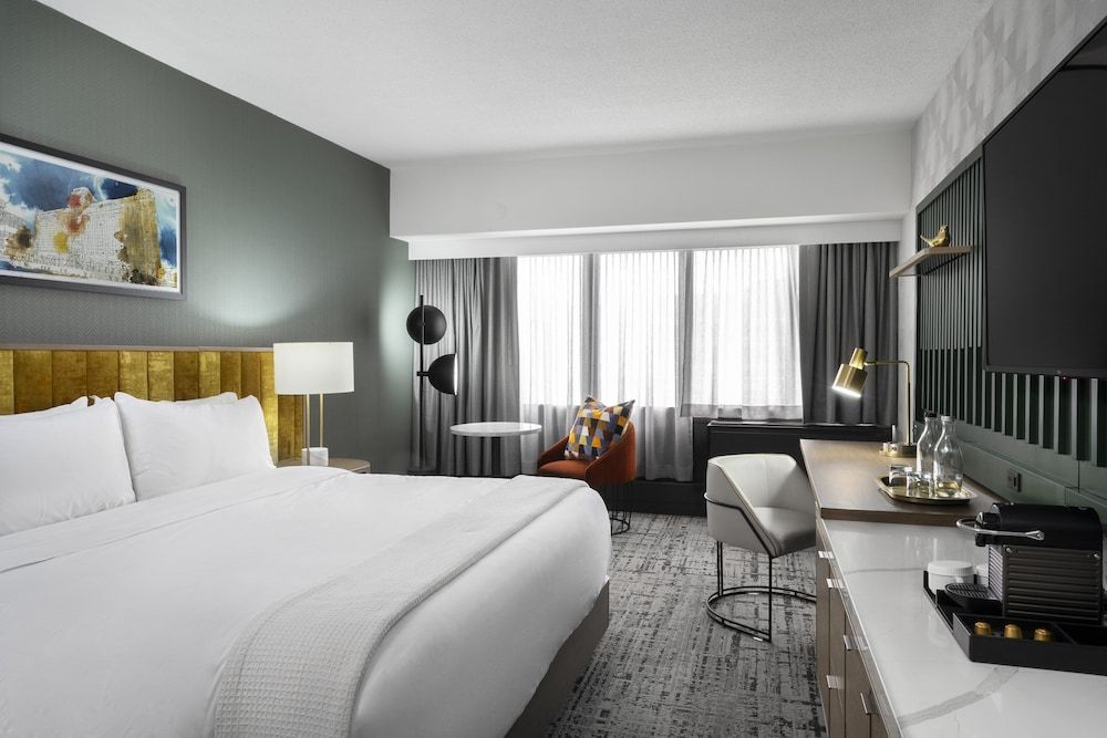 voco Chicago Downtown - Riverwalk by IHG Standard Room, 1 King Bed (Walk-In Shower) 2