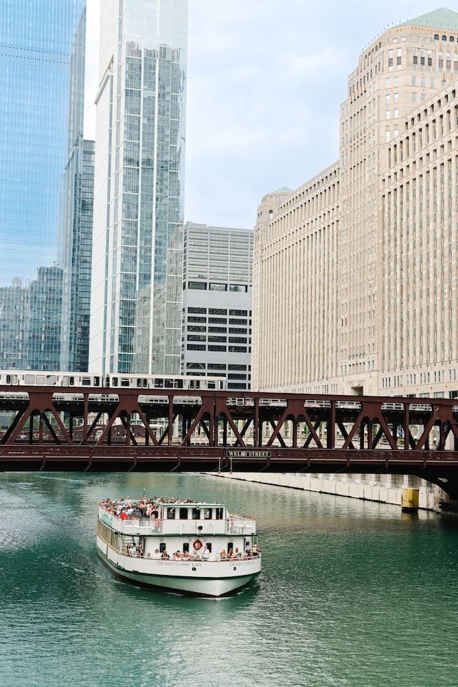 undefined voco Chicago Downtown - Riverwalk by IHG 4