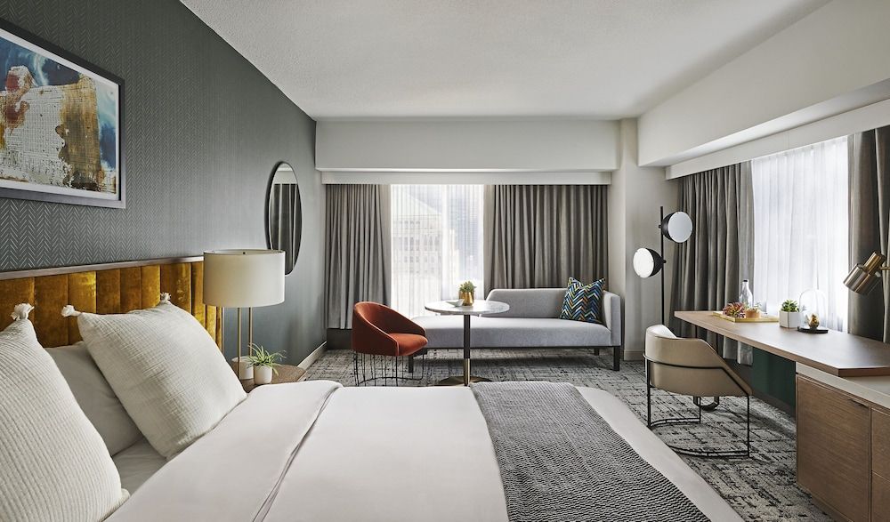 Grand Room, 1 King Bed, Roll-in Shower (Mobility Accessible)