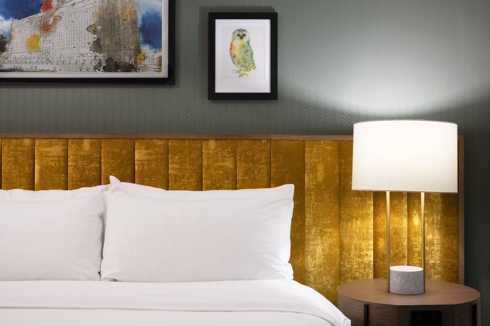 voco Chicago Downtown - Riverwalk by IHG Standard Room, 1 King Bed (Walk-In Shower)