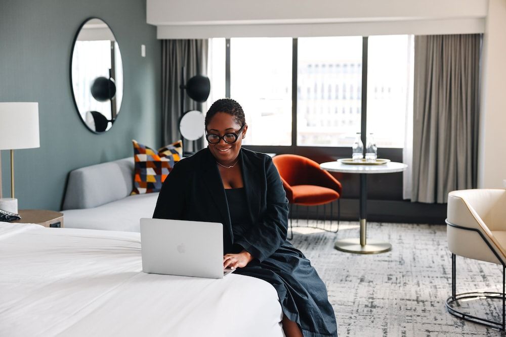 Grand Room, 1 King Bed, Hearing Accessible (Chicago Skyline View)