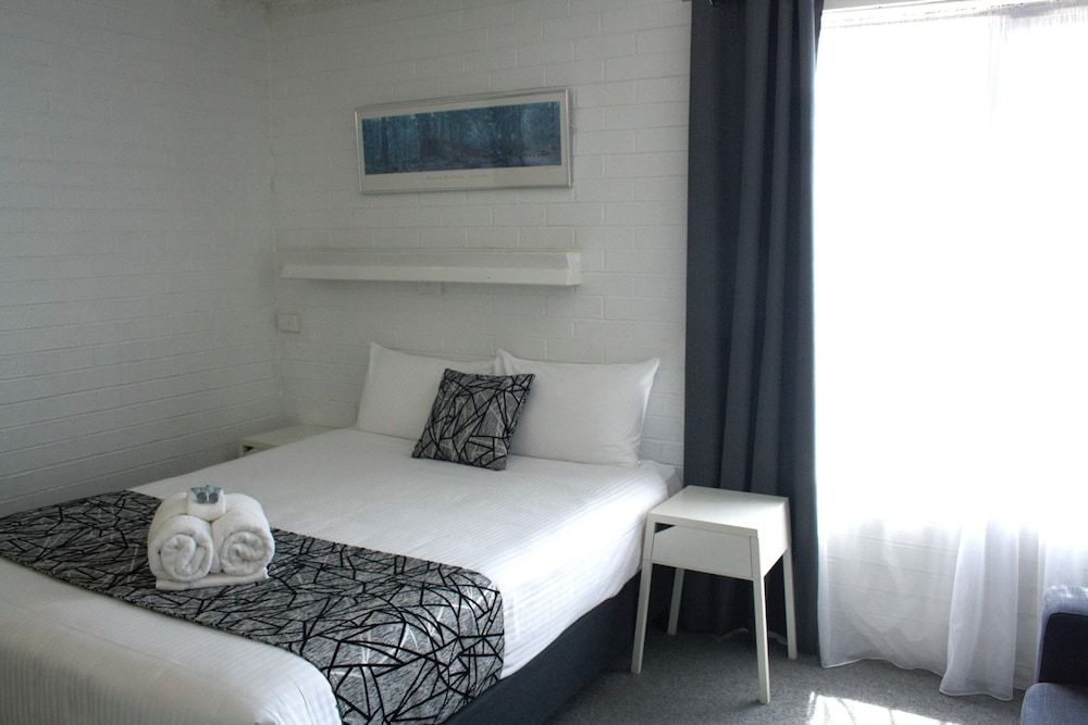 Coastal Bay Motel Coffs Harbour Queen Room